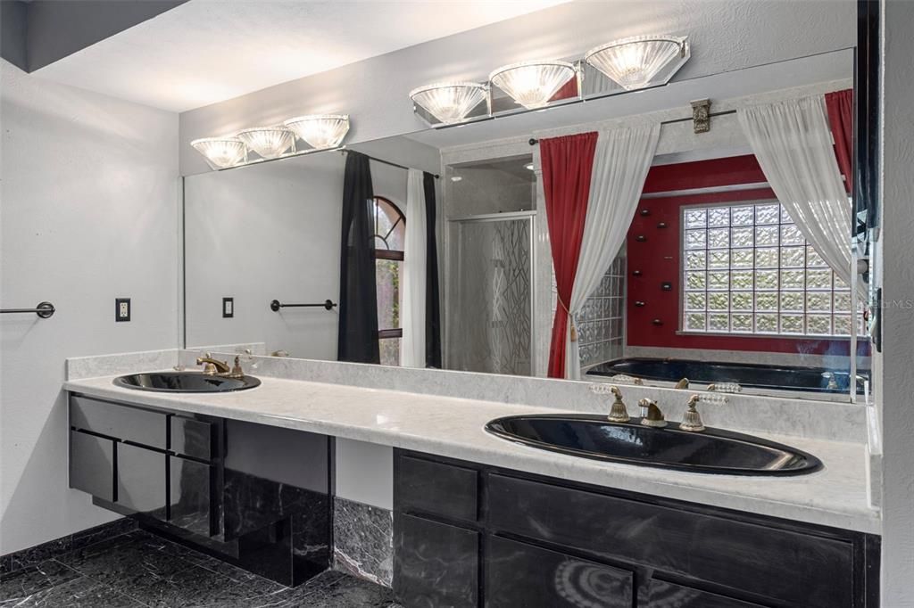 Activo con contrato: $995,000 (4 camas, 3 baños, 4928 Pies cuadrados)