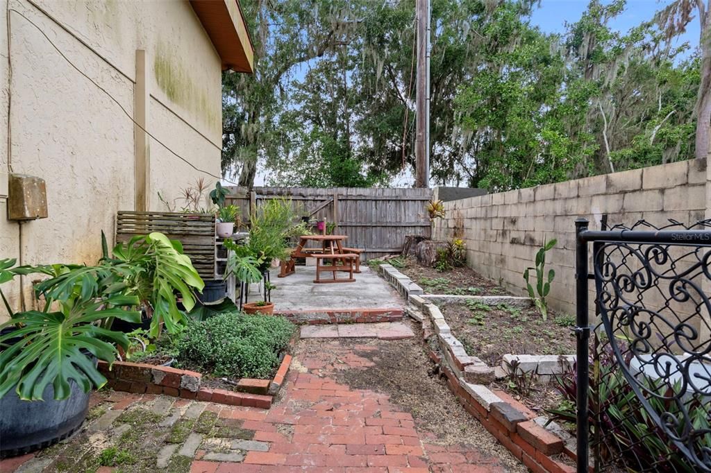 Activo con contrato: $995,000 (4 camas, 3 baños, 4928 Pies cuadrados)