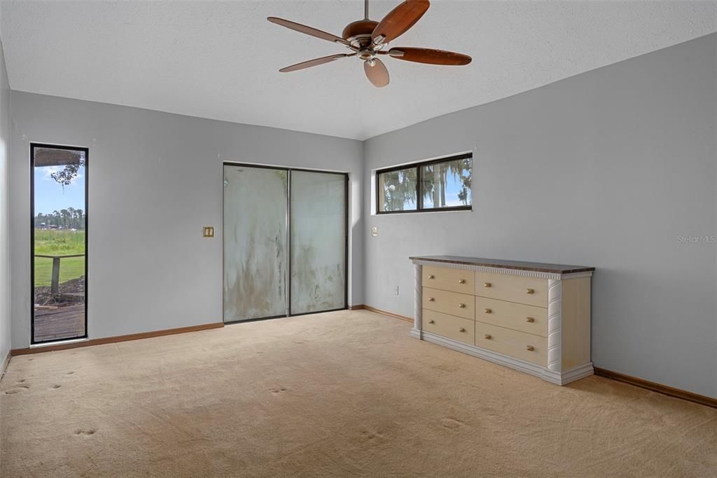 Activo con contrato: $995,000 (4 camas, 3 baños, 4928 Pies cuadrados)