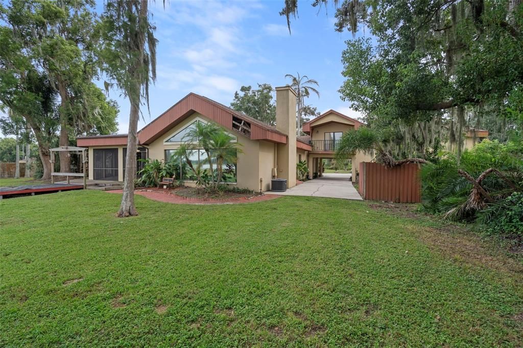 Activo con contrato: $995,000 (4 camas, 3 baños, 4928 Pies cuadrados)