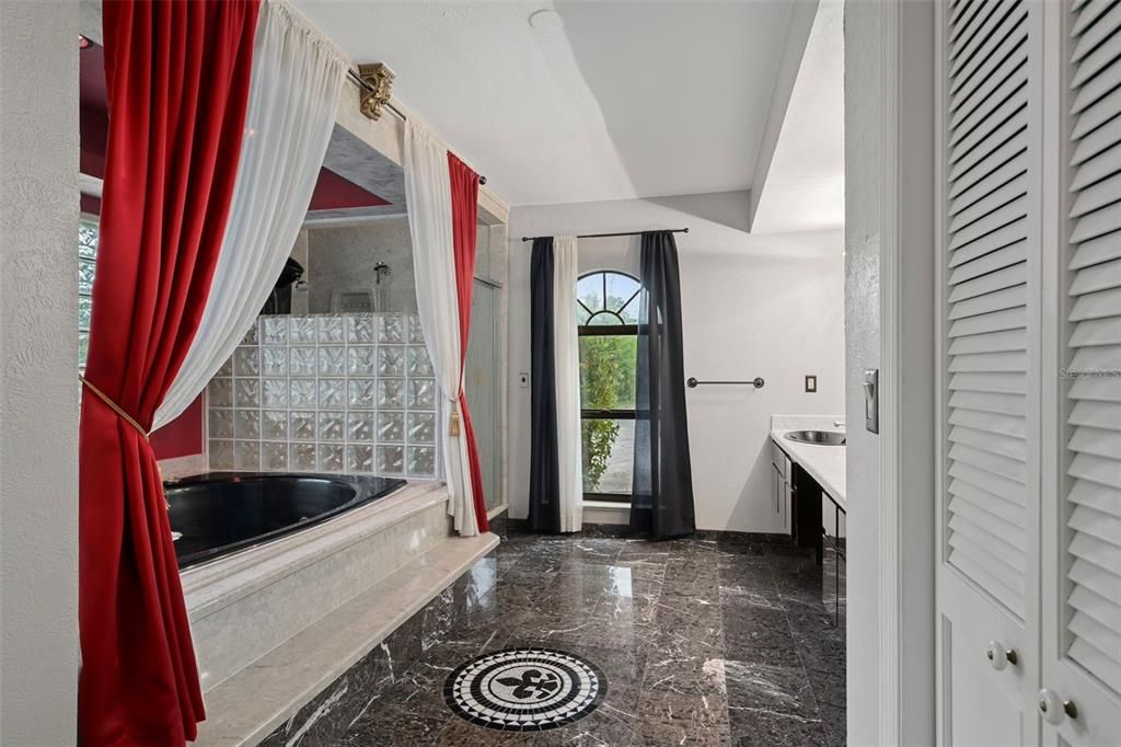 Activo con contrato: $995,000 (4 camas, 3 baños, 4928 Pies cuadrados)