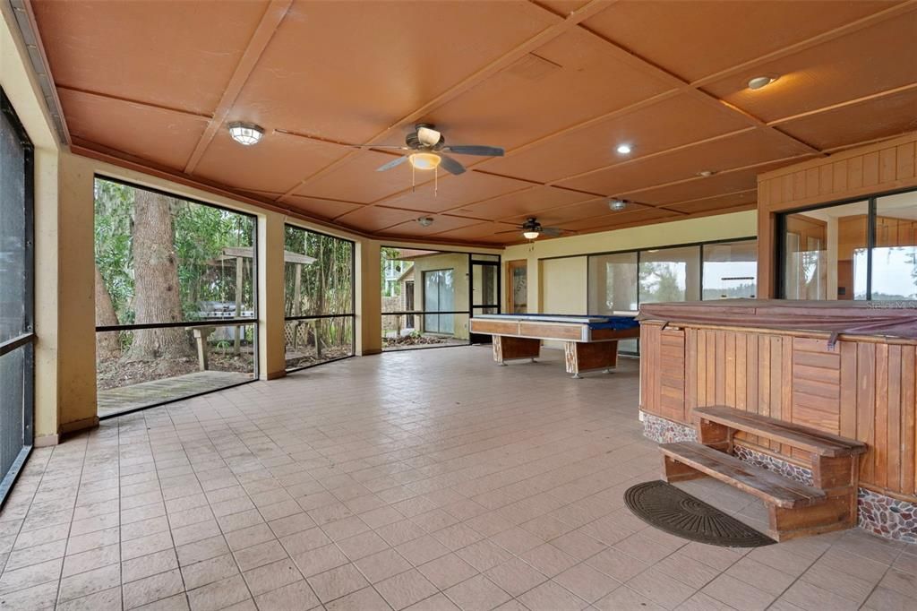 Activo con contrato: $995,000 (4 camas, 3 baños, 4928 Pies cuadrados)