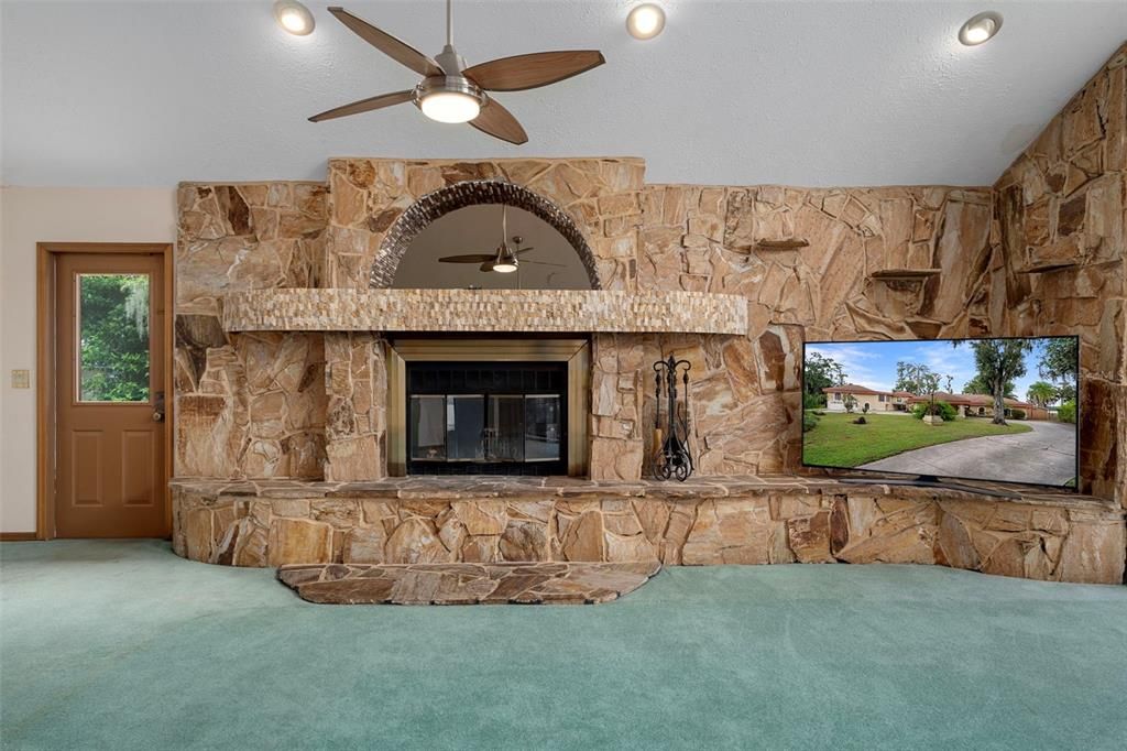 Activo con contrato: $995,000 (4 camas, 3 baños, 4928 Pies cuadrados)