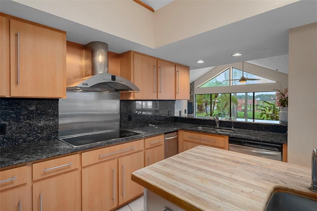 Activo con contrato: $995,000 (4 camas, 3 baños, 4928 Pies cuadrados)