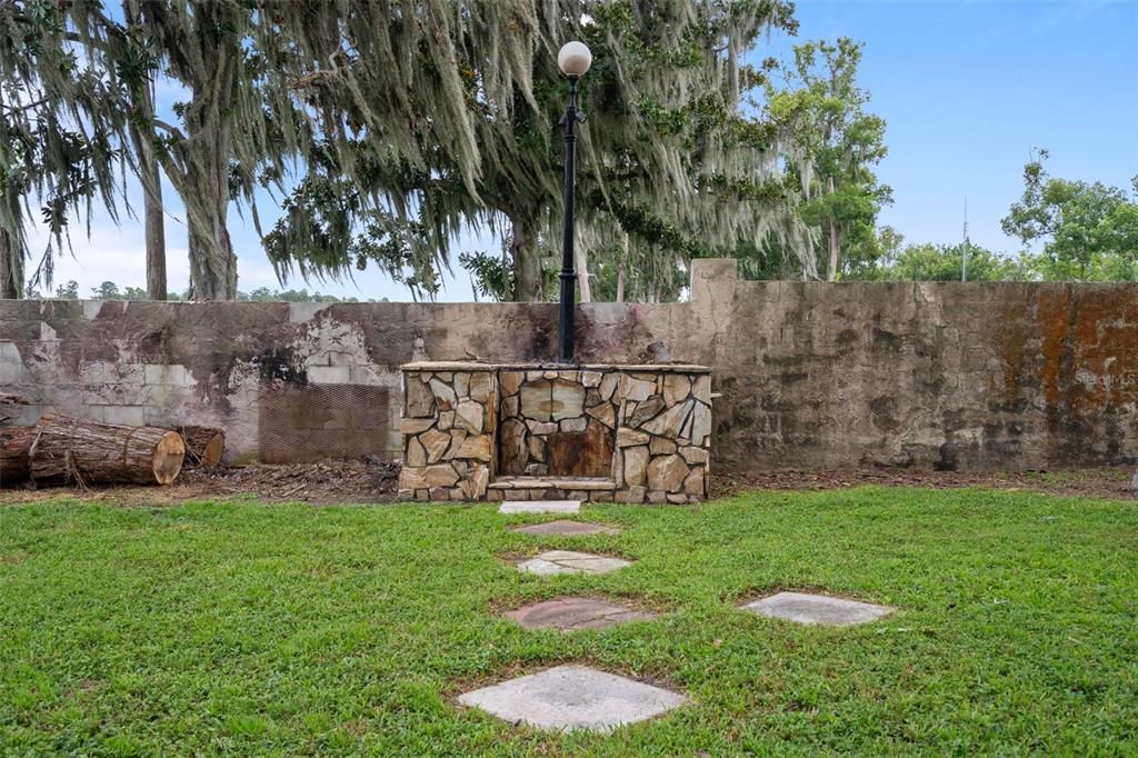 Activo con contrato: $995,000 (4 camas, 3 baños, 4928 Pies cuadrados)