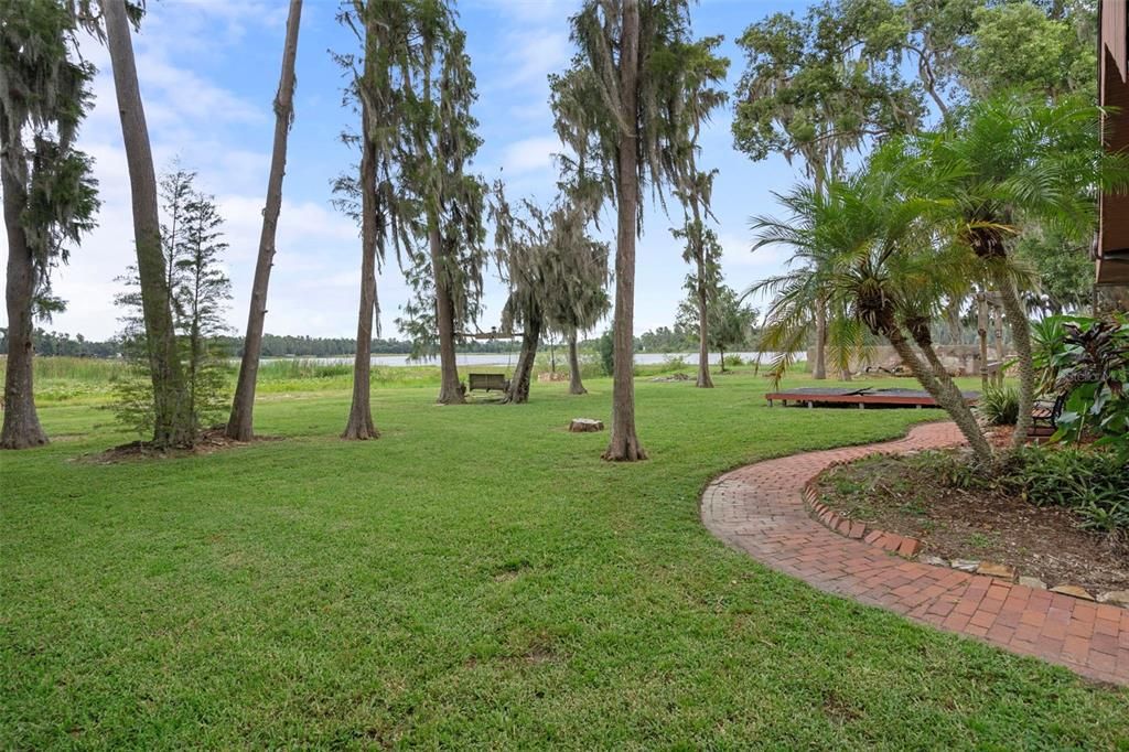 Activo con contrato: $995,000 (4 camas, 3 baños, 4928 Pies cuadrados)