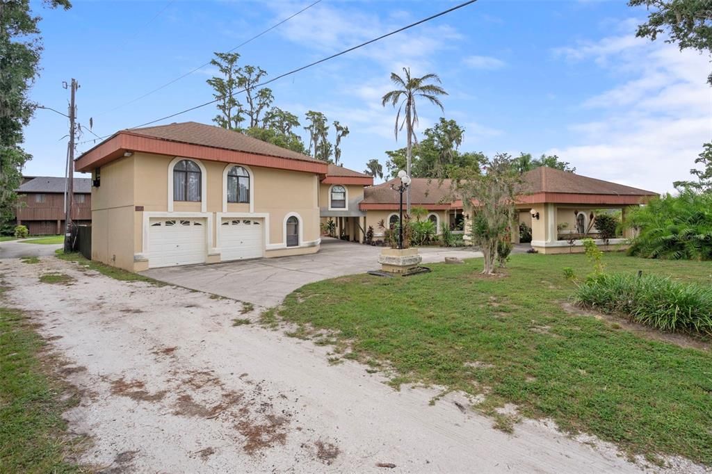 Activo con contrato: $995,000 (4 camas, 3 baños, 4928 Pies cuadrados)