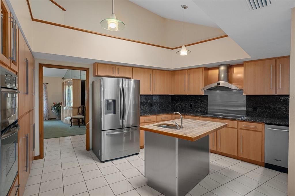 Activo con contrato: $995,000 (4 camas, 3 baños, 4928 Pies cuadrados)