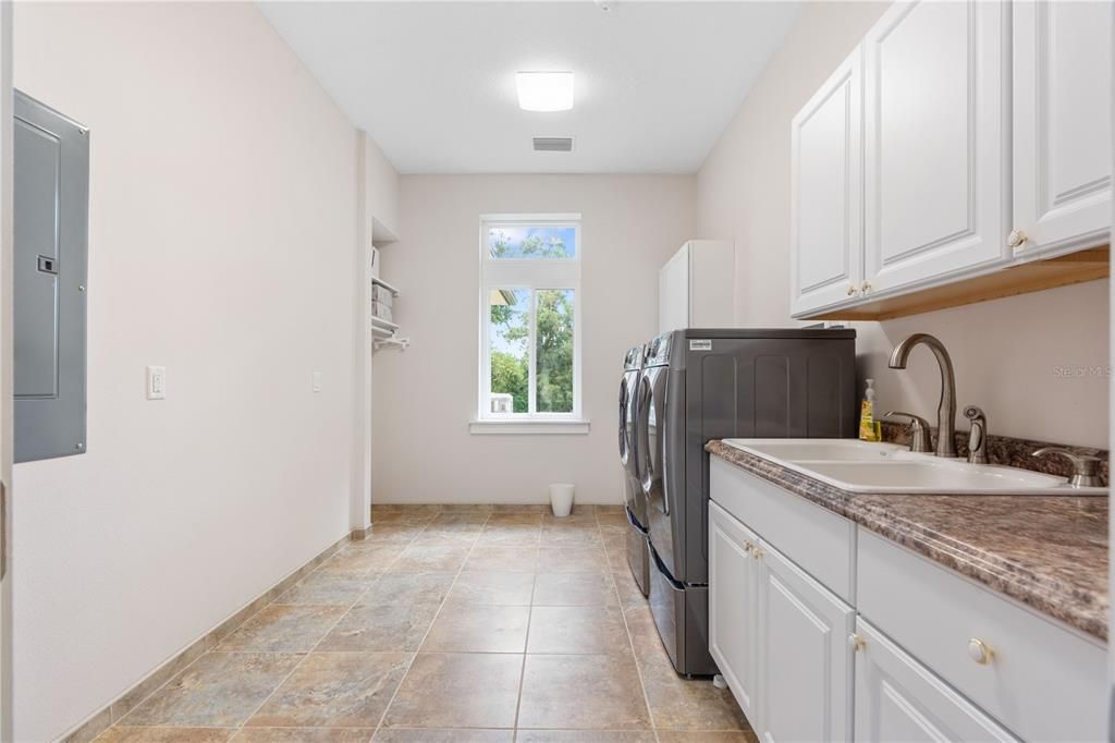 For Sale: $1,350,000 (5 beds, 4 baths, 5486 Square Feet)