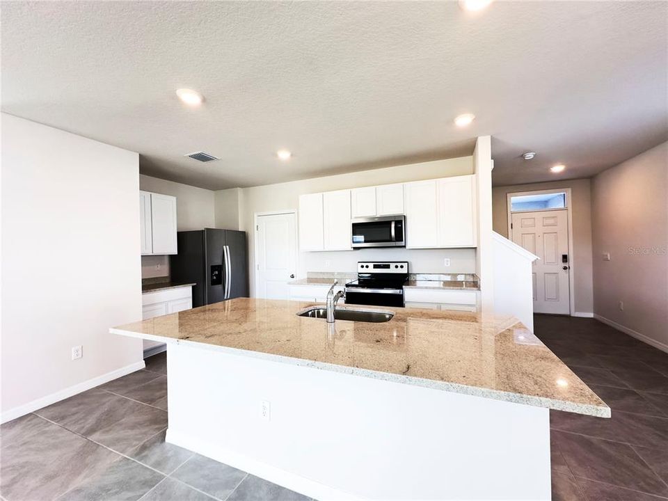 Под контрактом: $3,300 (4 спален, 2 ванн, 2260 Квадратных фут)