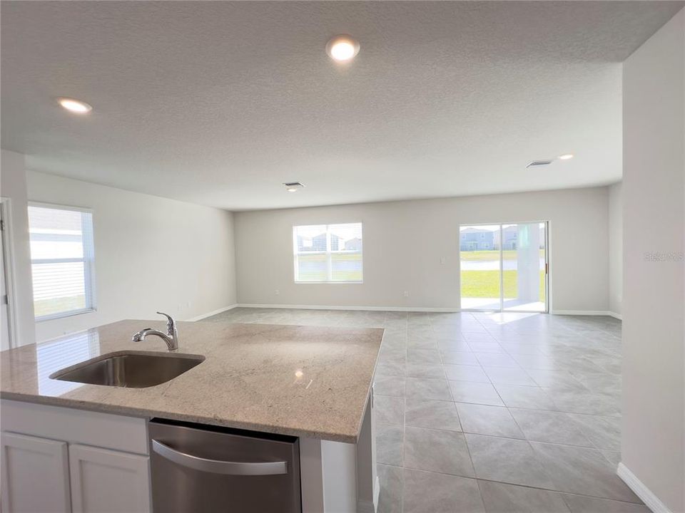 Под контрактом: $3,300 (4 спален, 2 ванн, 2260 Квадратных фут)