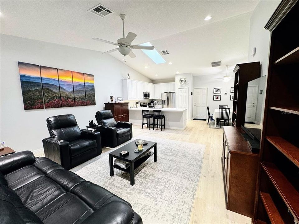 待售: $260,000 (3 贝兹, 2 浴室, 1410 平方英尺)