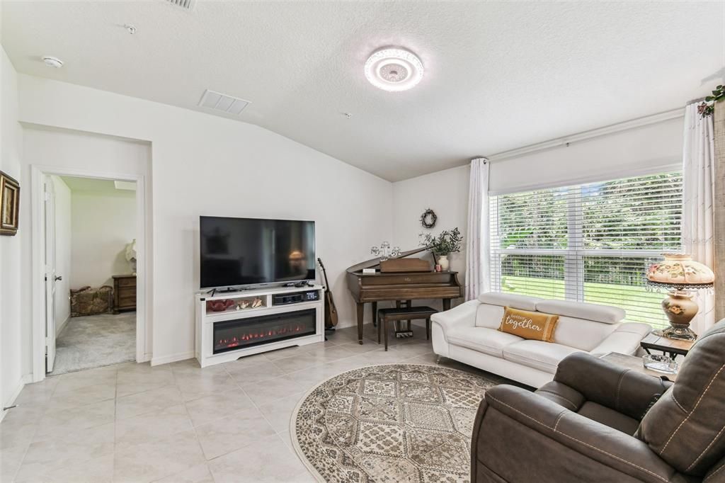 На продажу: $420,000 (4 спален, 2 ванн, 1707 Квадратных фут)