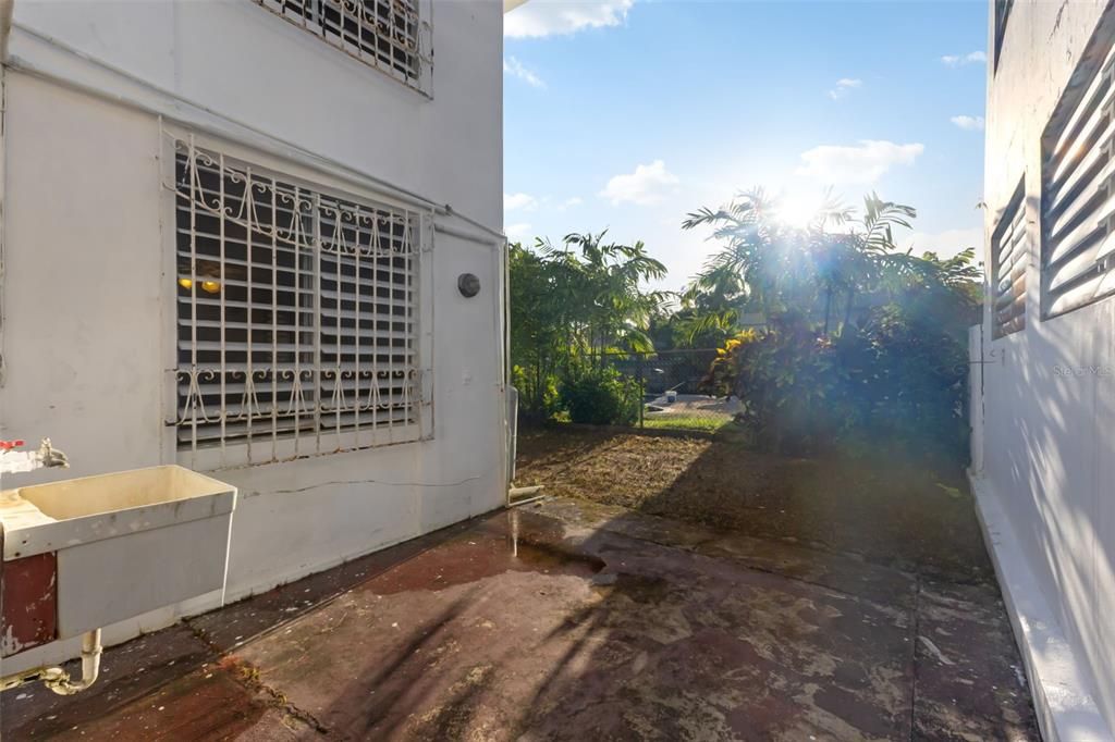 合同活跃: $240,000 (4 贝兹, 3 浴室, 1388 平方英尺)