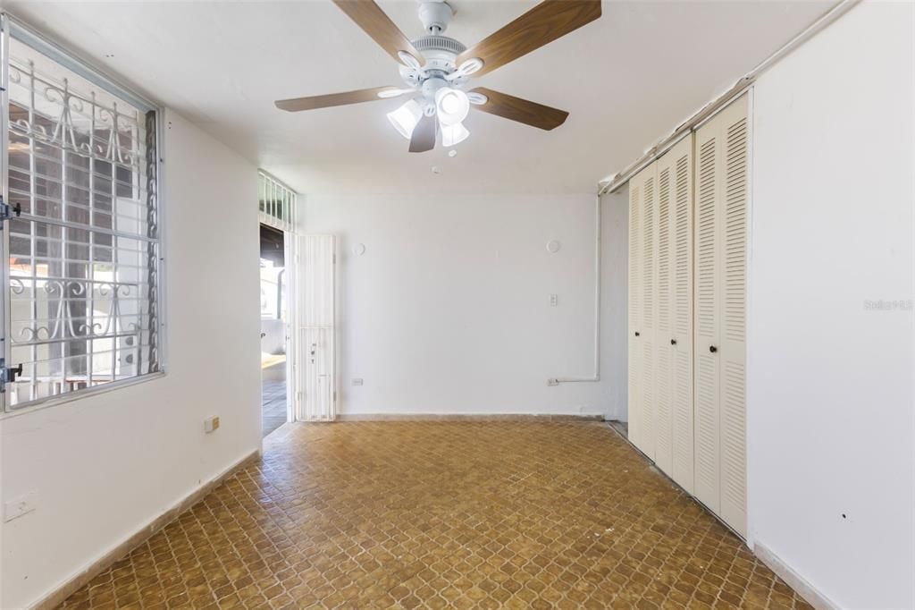 合同活跃: $240,000 (4 贝兹, 3 浴室, 1388 平方英尺)