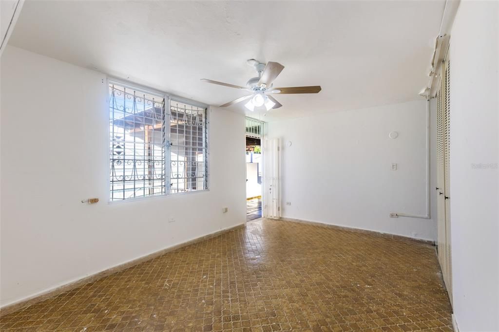 合同活跃: $240,000 (4 贝兹, 3 浴室, 1388 平方英尺)