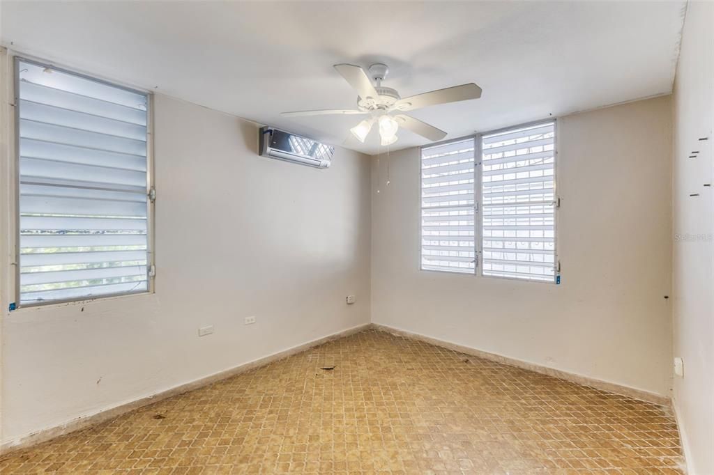 合同活跃: $240,000 (4 贝兹, 3 浴室, 1388 平方英尺)