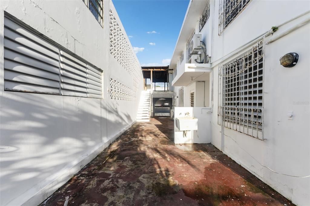 合同活跃: $240,000 (4 贝兹, 3 浴室, 1388 平方英尺)