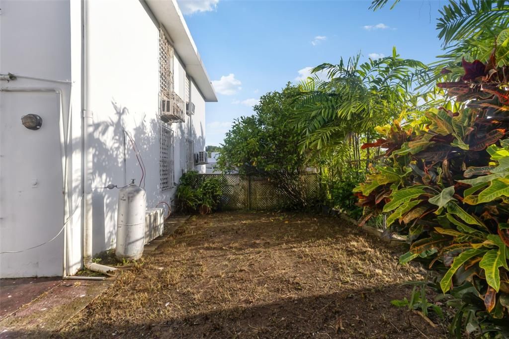 合同活跃: $240,000 (4 贝兹, 3 浴室, 1388 平方英尺)