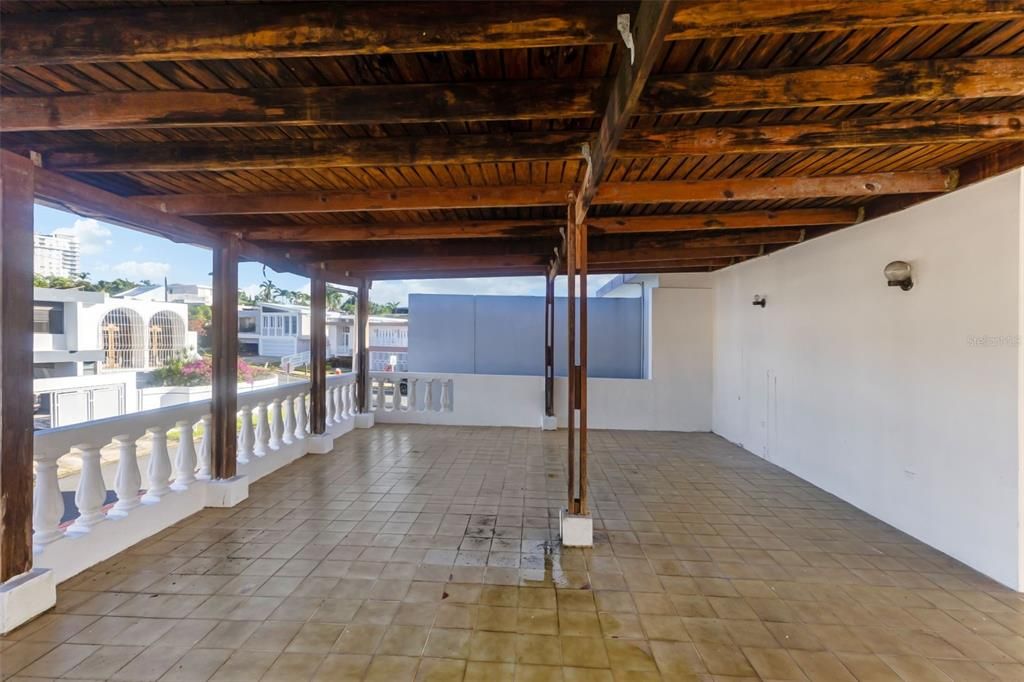 合同活跃: $240,000 (4 贝兹, 3 浴室, 1388 平方英尺)