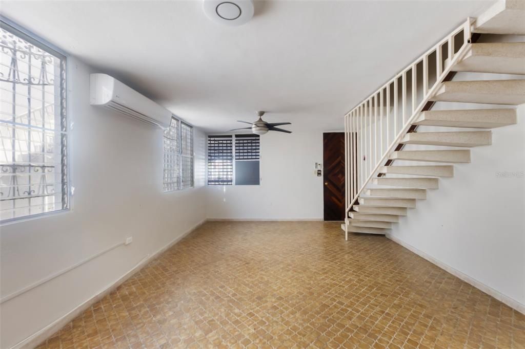 合同活跃: $240,000 (4 贝兹, 3 浴室, 1388 平方英尺)