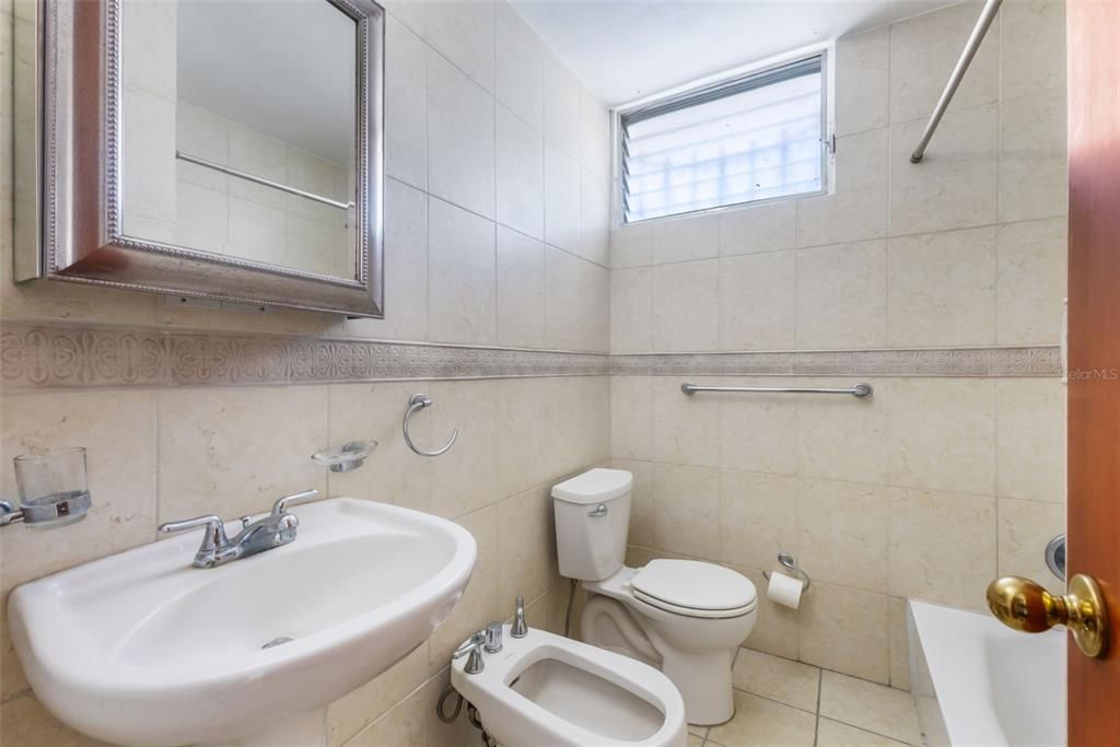 合同活跃: $240,000 (4 贝兹, 3 浴室, 1388 平方英尺)