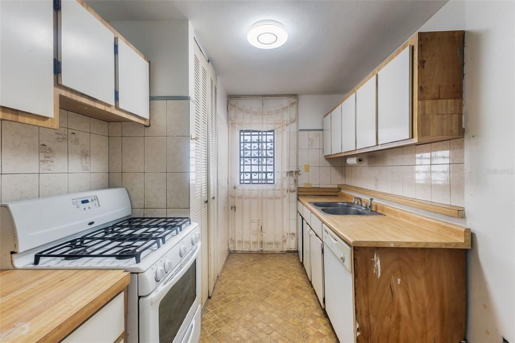 合同活跃: $240,000 (4 贝兹, 3 浴室, 1388 平方英尺)