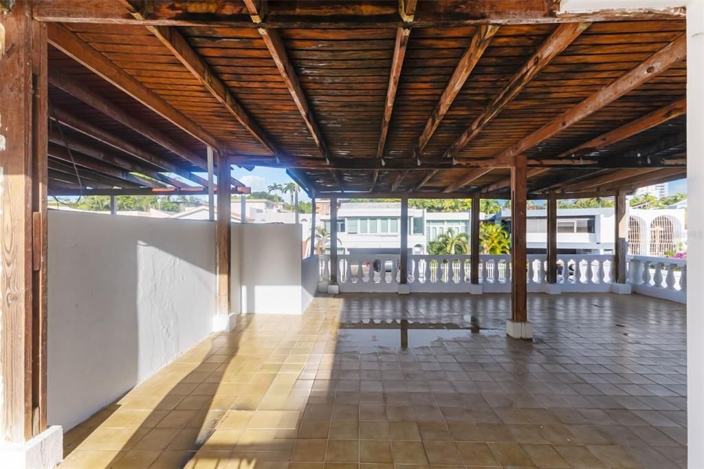 合同活跃: $240,000 (4 贝兹, 3 浴室, 1388 平方英尺)