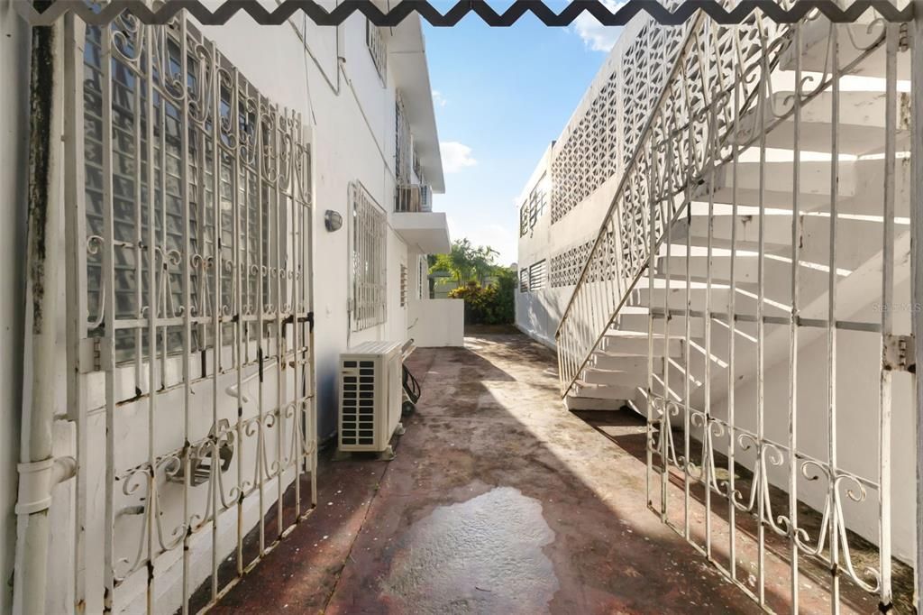 合同活跃: $240,000 (4 贝兹, 3 浴室, 1388 平方英尺)