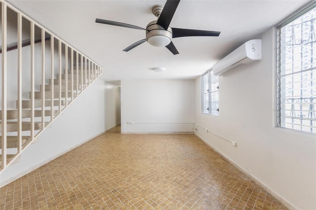 合同活跃: $240,000 (4 贝兹, 3 浴室, 1388 平方英尺)