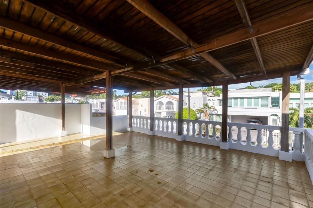 合同活跃: $240,000 (4 贝兹, 3 浴室, 1388 平方英尺)