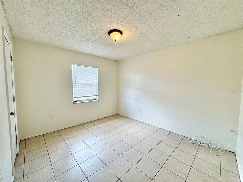 合同活跃: $1,100 (2 贝兹, 1 浴室, 775 平方英尺)