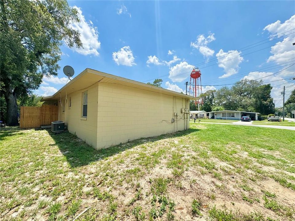 合同活跃: $1,100 (2 贝兹, 1 浴室, 775 平方英尺)