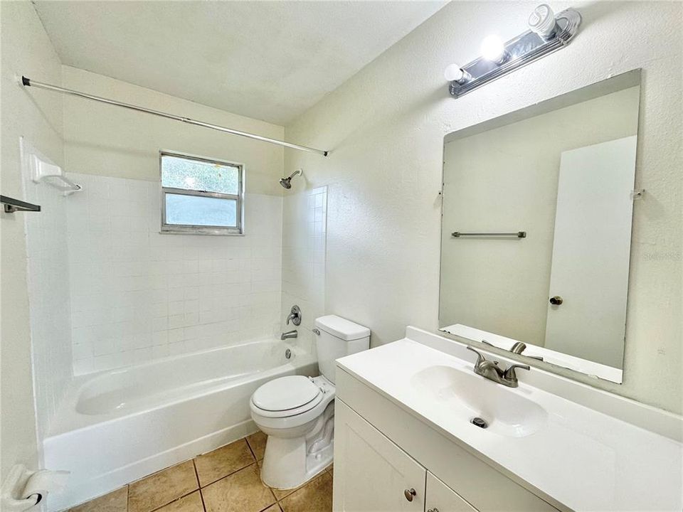 合同活跃: $1,100 (2 贝兹, 1 浴室, 775 平方英尺)