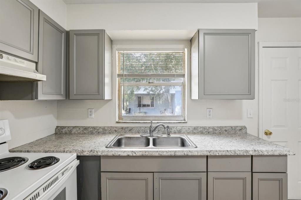 合同活跃: $1,100 (2 贝兹, 1 浴室, 775 平方英尺)