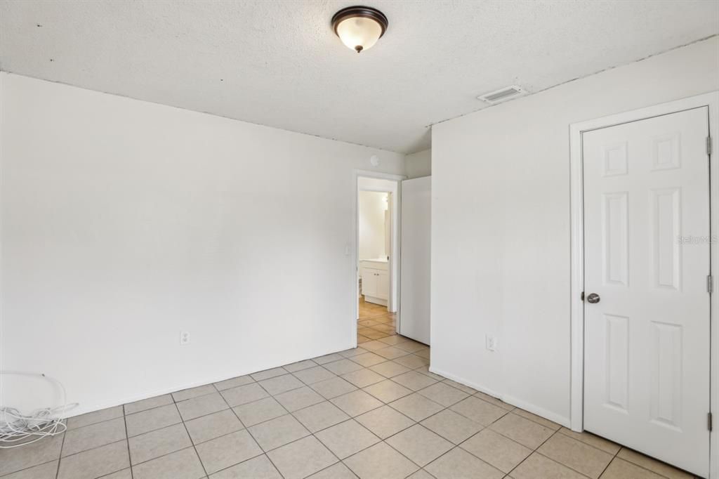 合同活跃: $1,100 (2 贝兹, 1 浴室, 775 平方英尺)