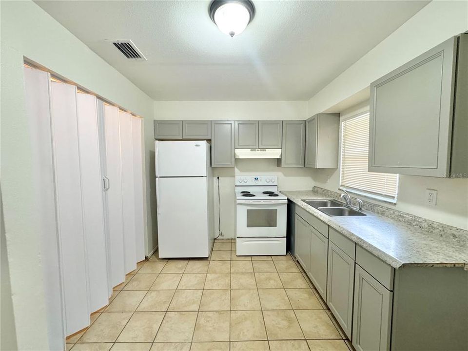 合同活跃: $1,100 (2 贝兹, 1 浴室, 775 平方英尺)