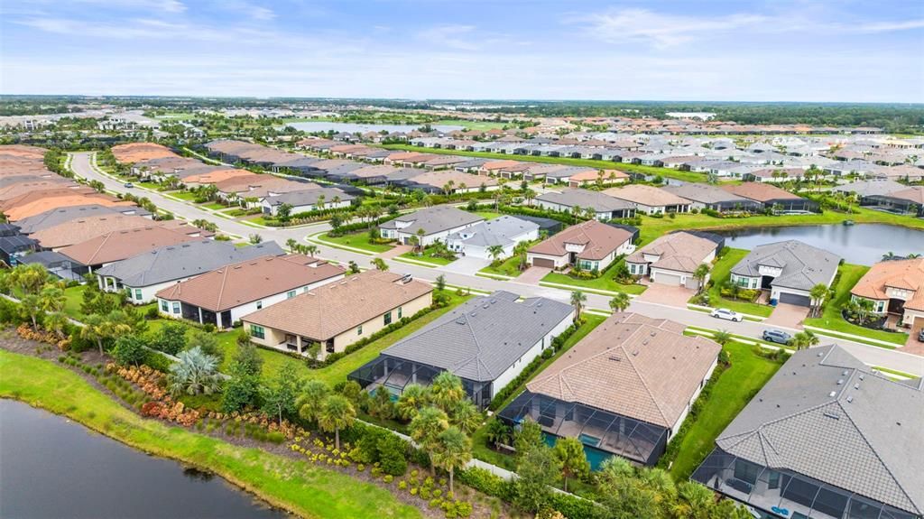 Под контрактом: $1,125,000 (3 спален, 3 ванн, 3101 Квадратных фут)