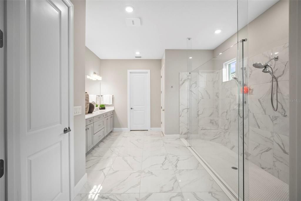 Под контрактом: $1,125,000 (3 спален, 3 ванн, 3101 Квадратных фут)