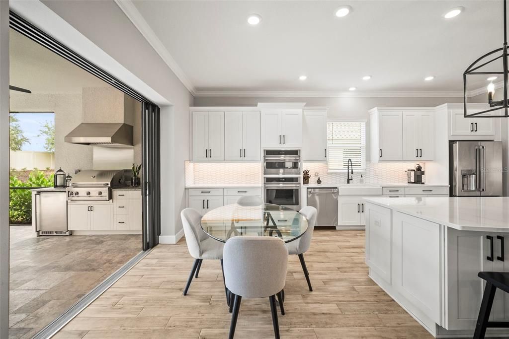 Под контрактом: $1,125,000 (3 спален, 3 ванн, 3101 Квадратных фут)