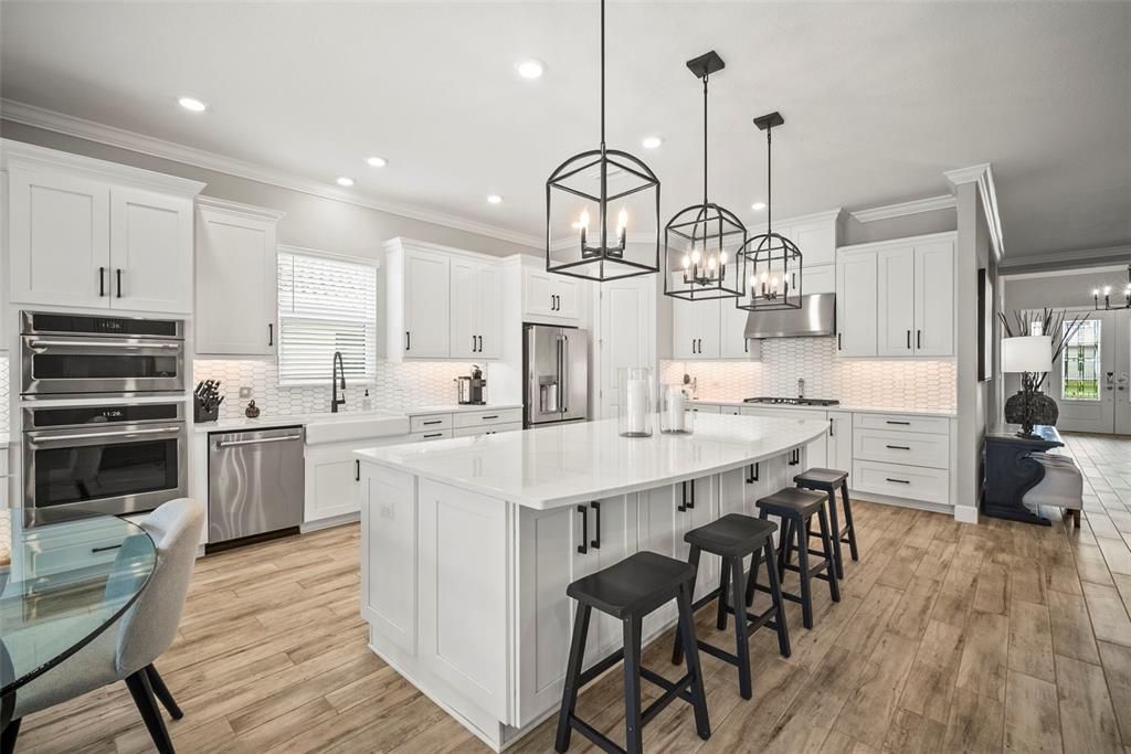 Под контрактом: $1,125,000 (3 спален, 3 ванн, 3101 Квадратных фут)