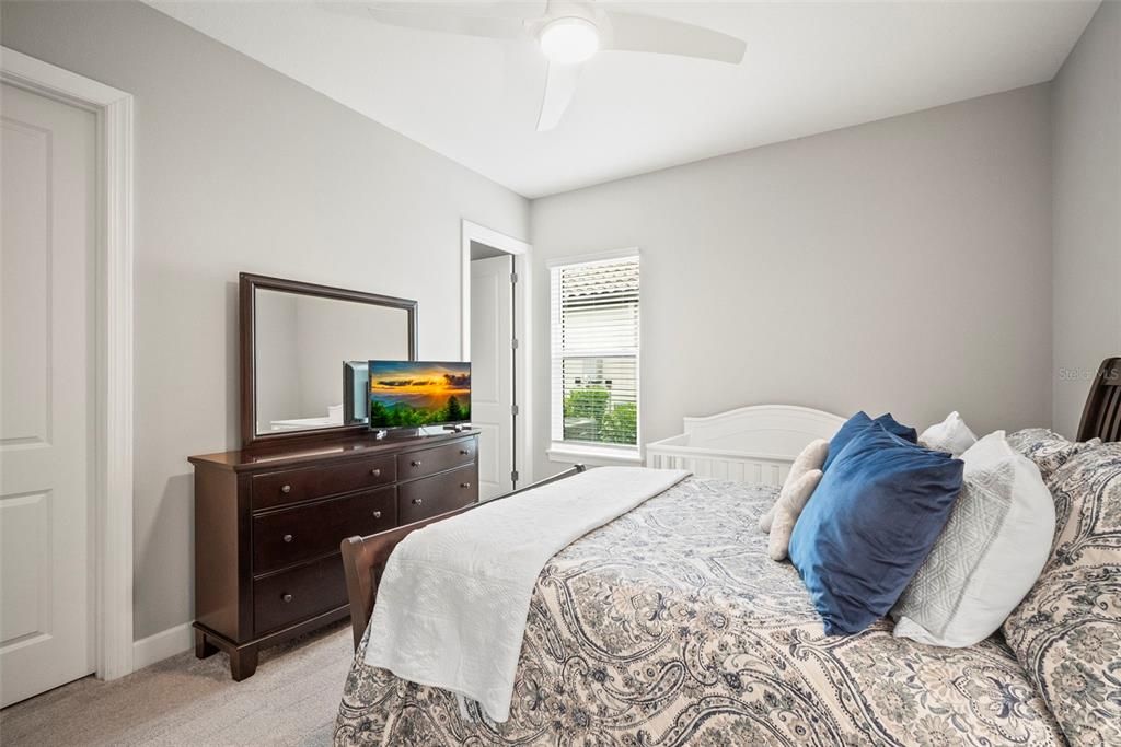 Под контрактом: $1,125,000 (3 спален, 3 ванн, 3101 Квадратных фут)