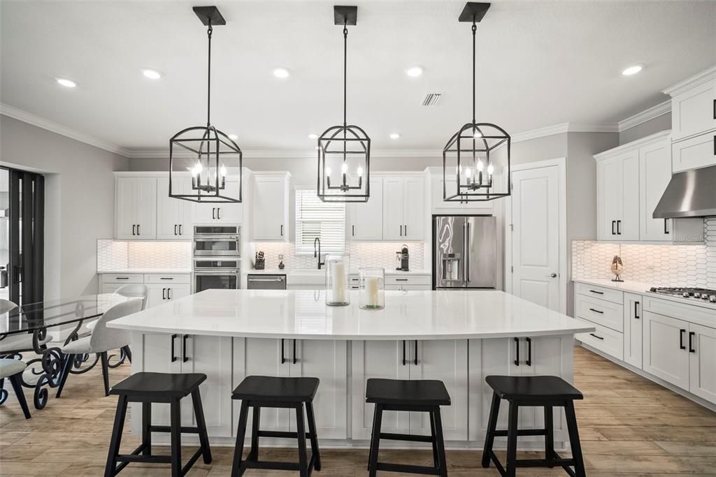 Под контрактом: $1,125,000 (3 спален, 3 ванн, 3101 Квадратных фут)