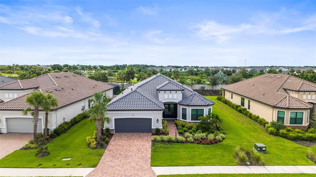 Под контрактом: $1,125,000 (3 спален, 3 ванн, 3101 Квадратных фут)