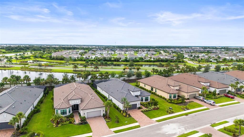 Под контрактом: $1,125,000 (3 спален, 3 ванн, 3101 Квадратных фут)