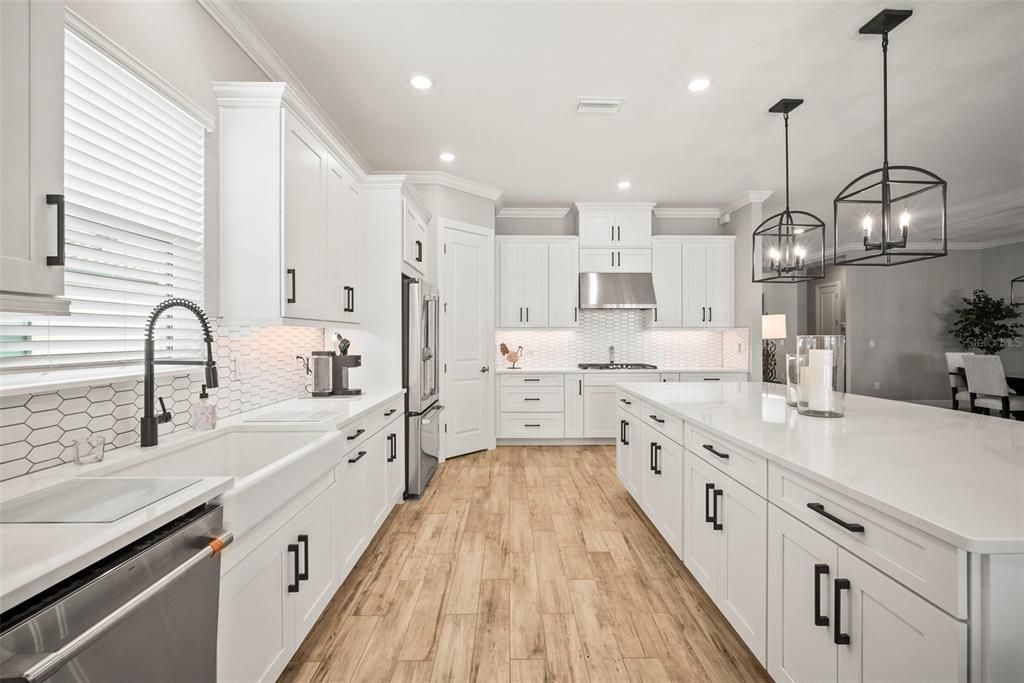 Под контрактом: $1,125,000 (3 спален, 3 ванн, 3101 Квадратных фут)