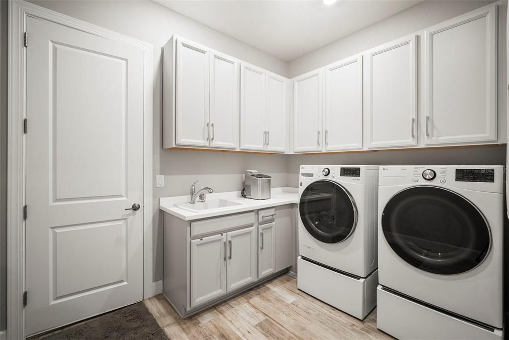 Под контрактом: $1,125,000 (3 спален, 3 ванн, 3101 Квадратных фут)