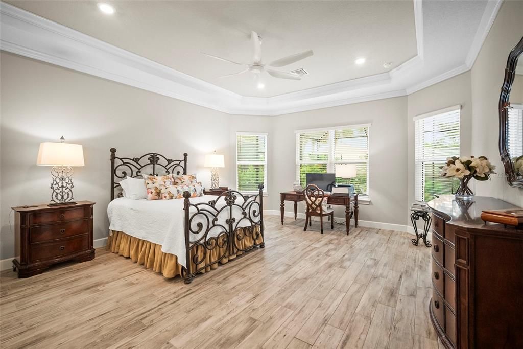 Под контрактом: $1,125,000 (3 спален, 3 ванн, 3101 Квадратных фут)