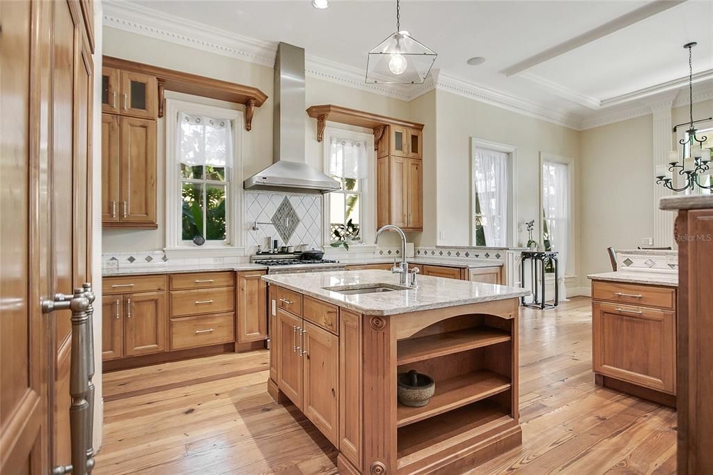 For Sale: $2,895,000 (6 beds, 5 baths, 6163 Square Feet)