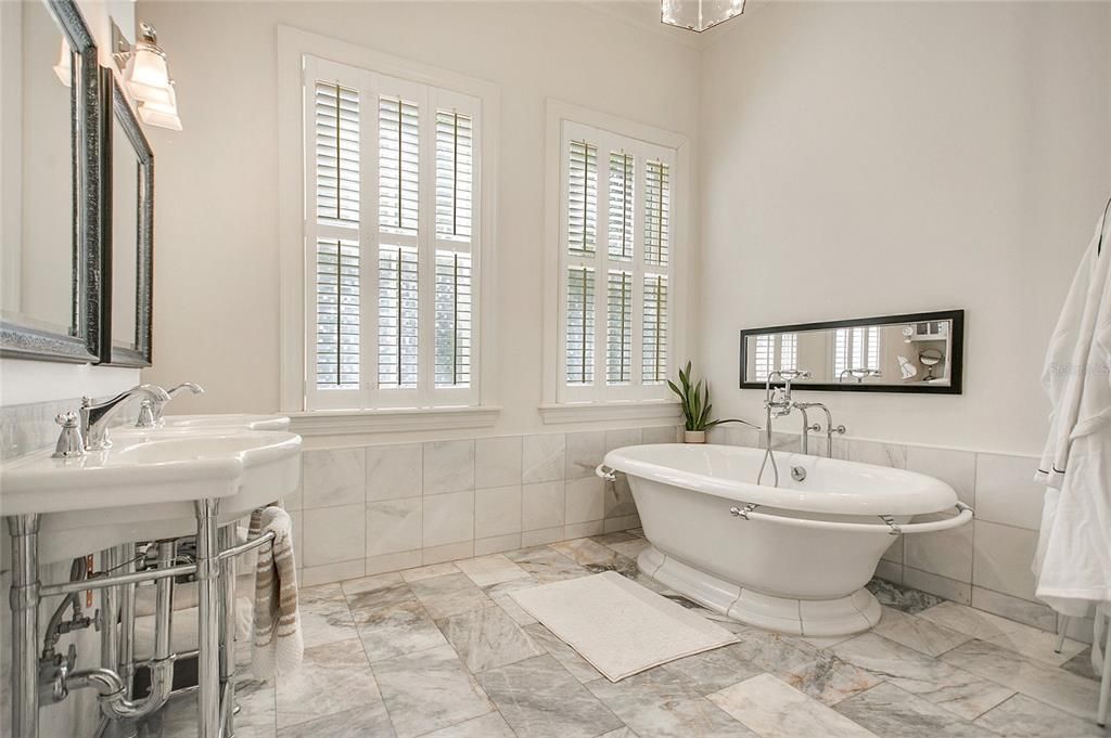 For Sale: $2,895,000 (6 beds, 5 baths, 6163 Square Feet)